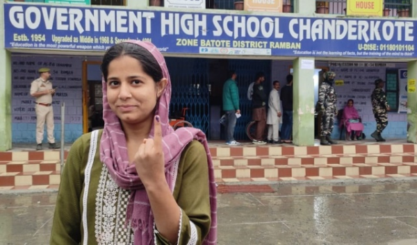 Meet Sharika, a first-time voter proudly displaying her inked finger at HS Chanderkote! Your vote is your voice,