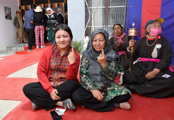 voters overwhelmingly participate in voting across Ladakh PC